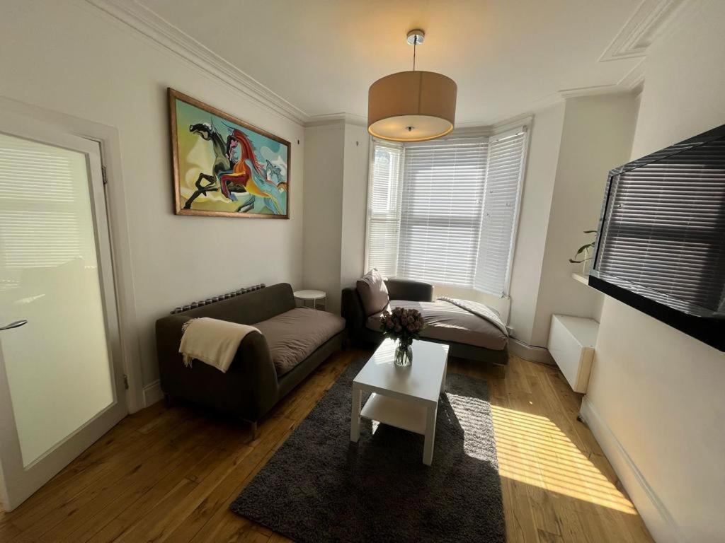Luxury 4-Bedroom Modern Flat In Central London Steps From Station, Sleeps 9 In Style! 客房 照片